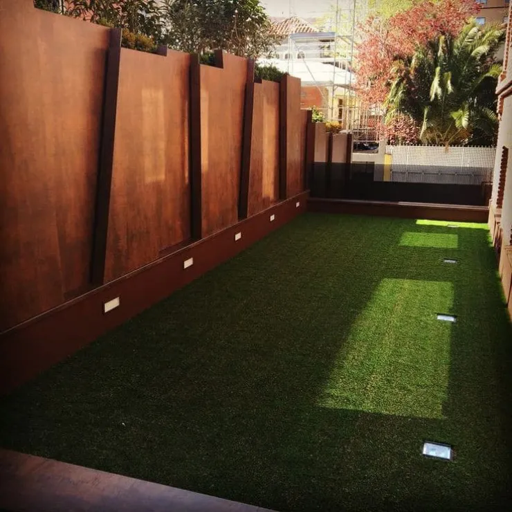 تركيب برجولات وتنسيق عشب صناعي في القصيم