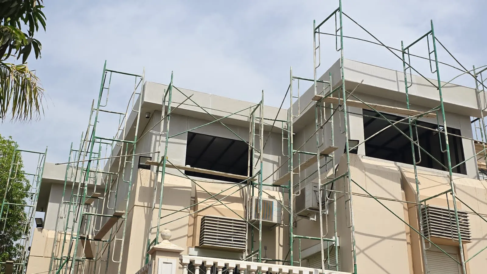 شركة بناء ملاحق اسمنت بورد واسقف سندويش في بريدة وعنيزة